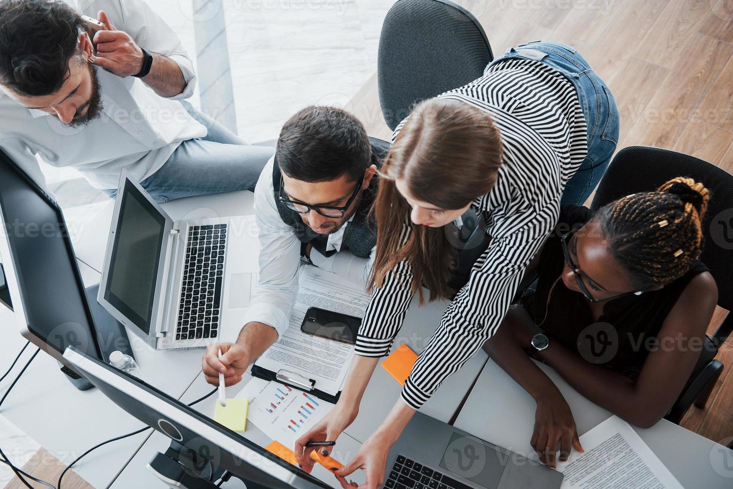 un gruppo di persone multinazionali impegnate che lavorano in ufficio. foto