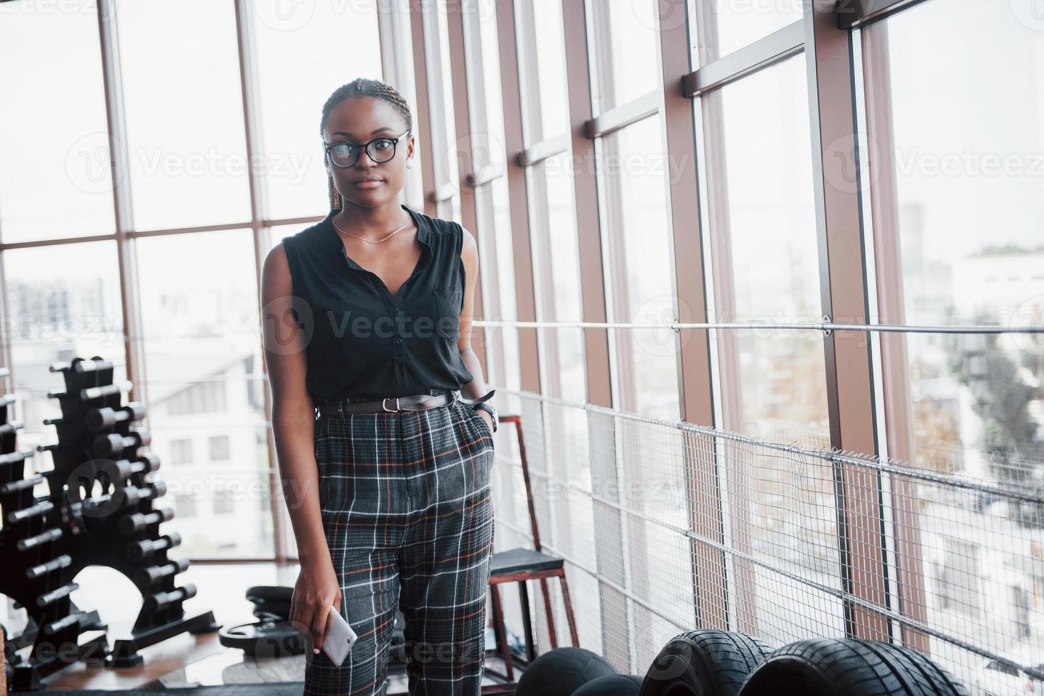 una giovane donna afroamericana in abiti eleganti. foto