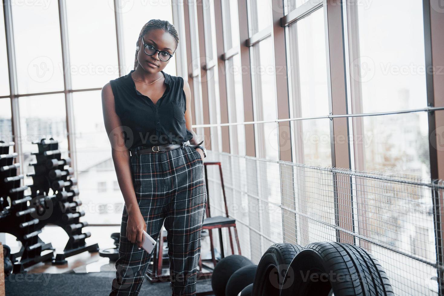 una giovane donna afroamericana in abiti eleganti. foto