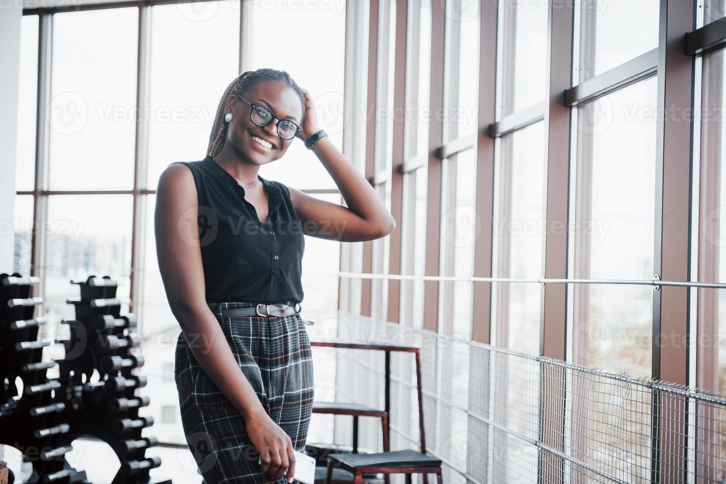 una giovane donna afroamericana in abiti eleganti. foto