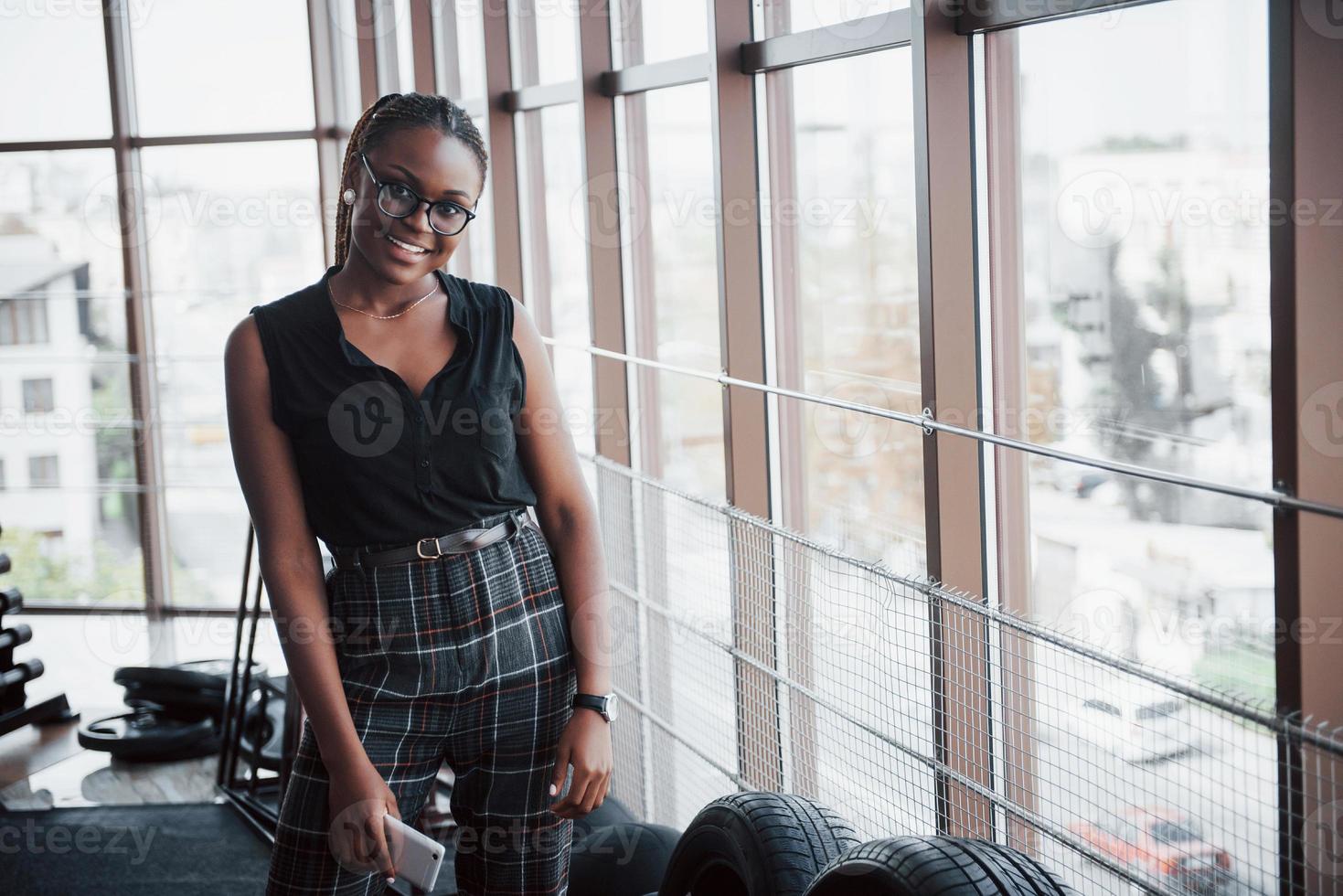 una giovane donna afroamericana in abiti eleganti. foto