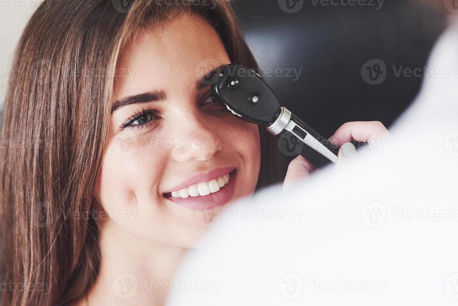 risultati promettenti. processo di controllo della salute degli occhi. bella donna positiva foto