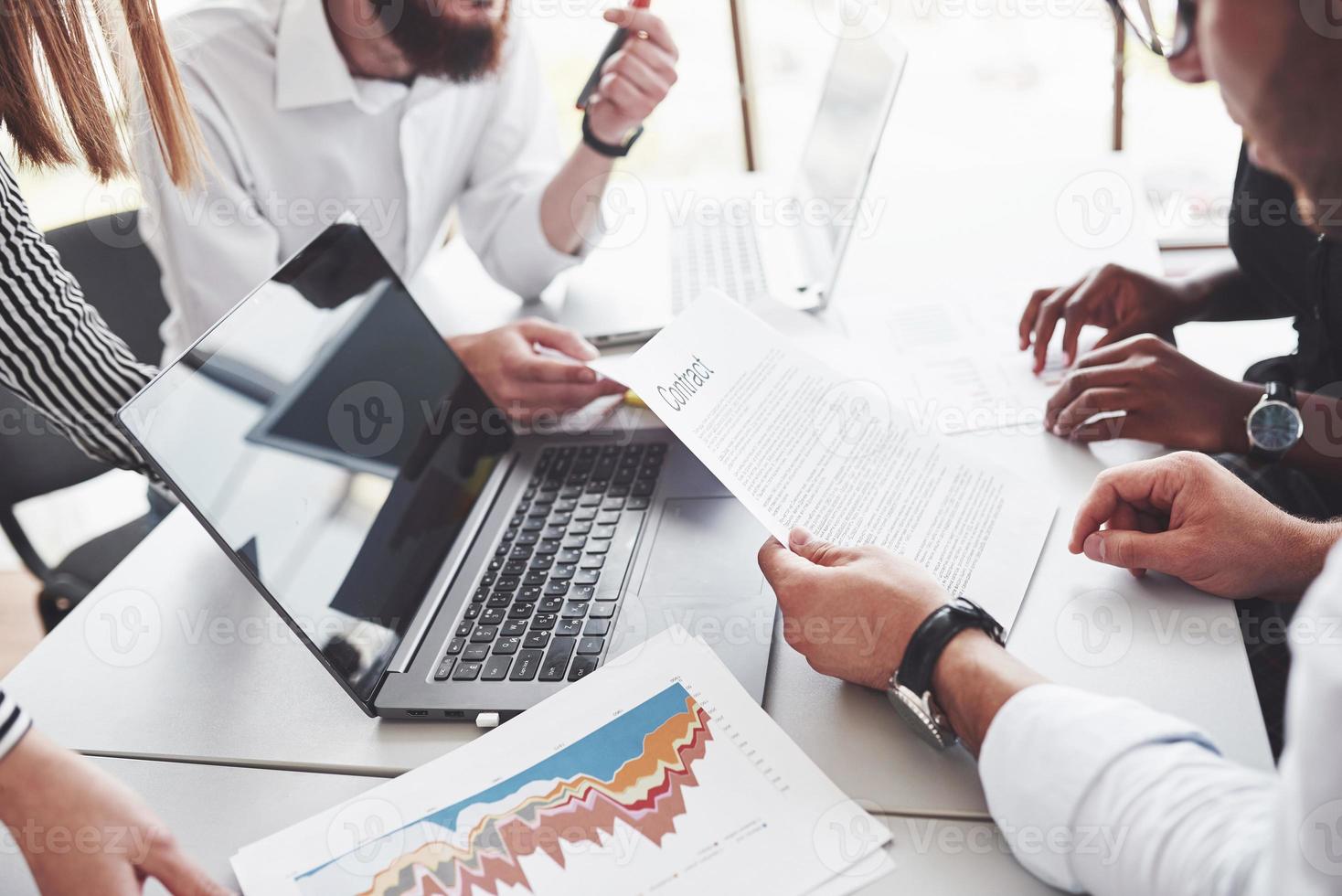 familiarità con il contratto. tavolo da ufficio tutto nei documenti e dispositivi per un lavoro di successo. persone che lavorano foto