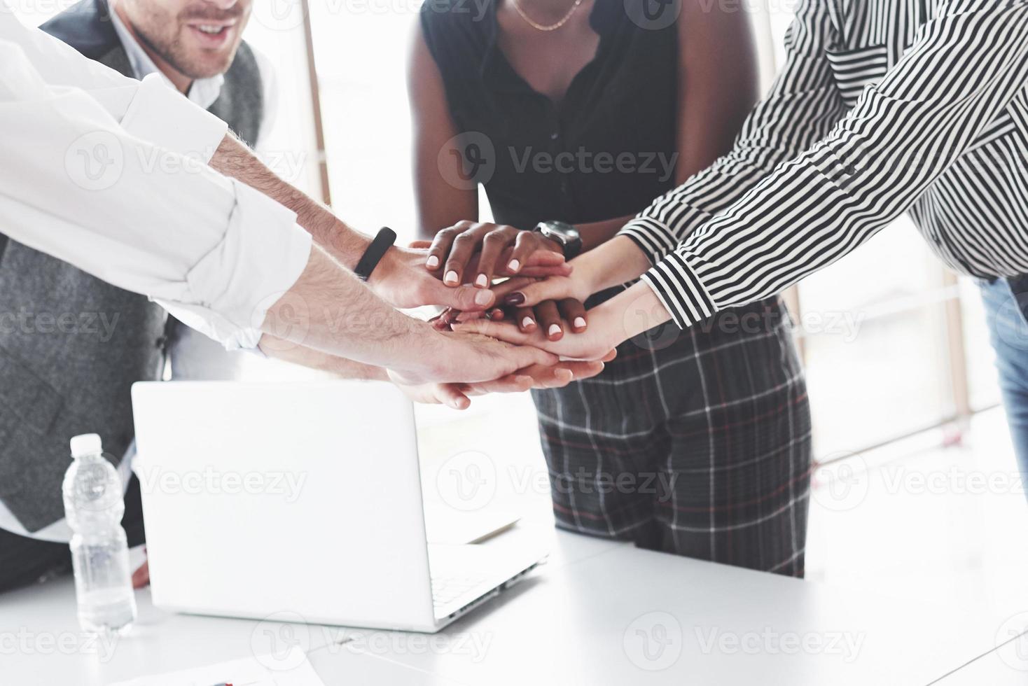 unendo le mani. la giovane squadra ha trovato un accordo dopo un duro lavoro foto