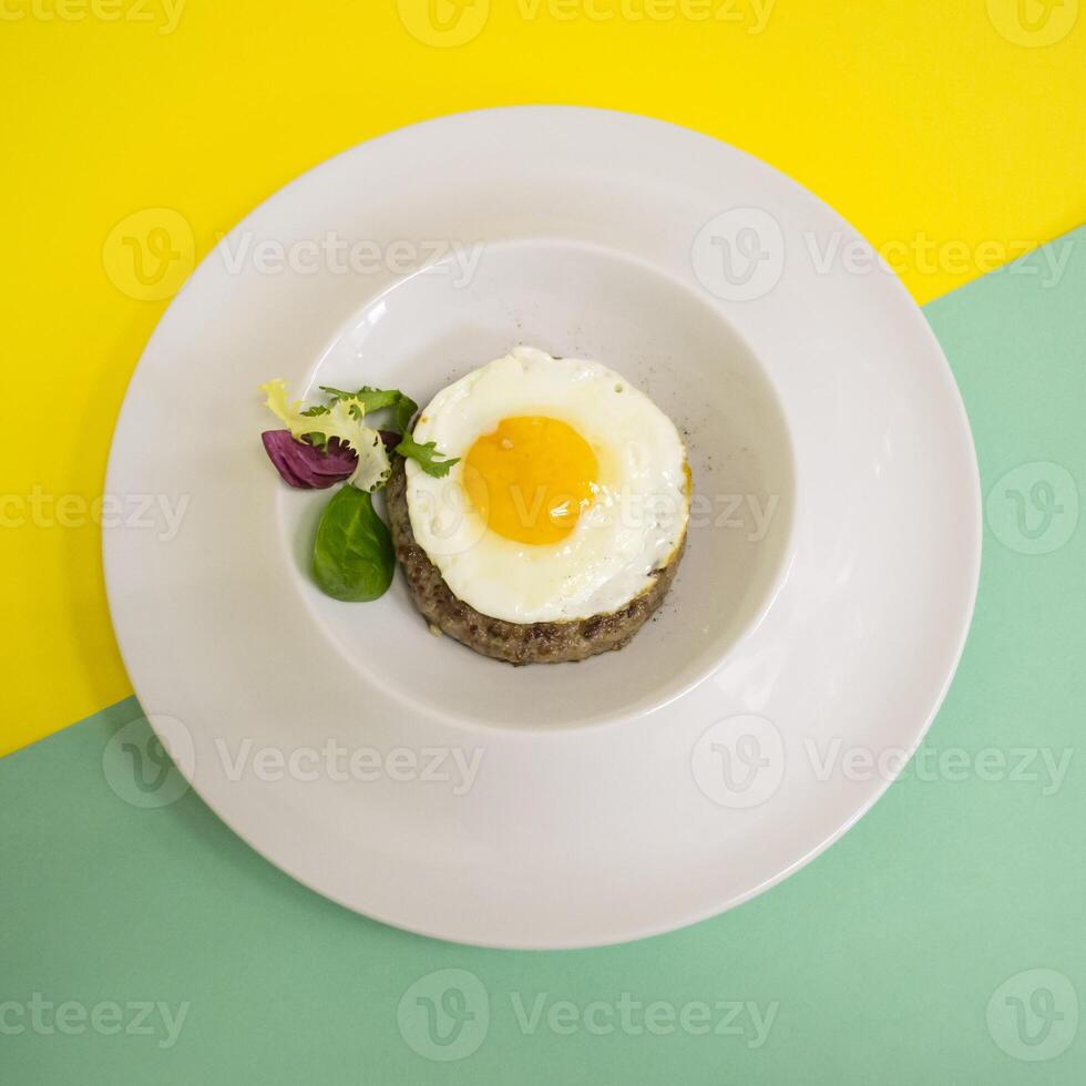 fritte uovo nel piatto su luminosa sfondo foto