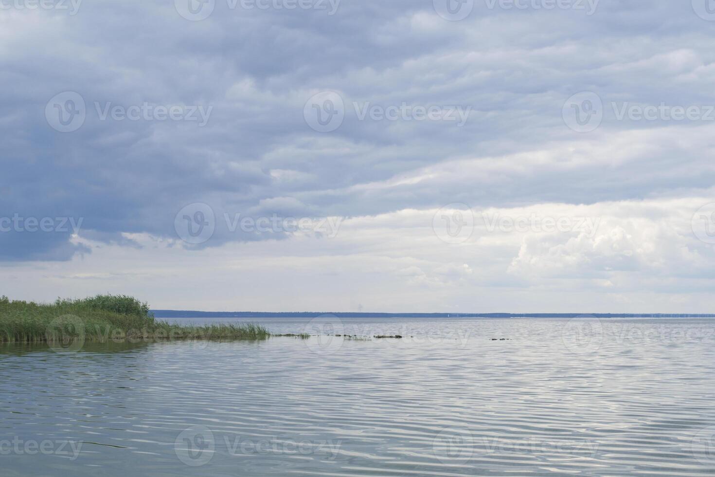 blu cielo con nuvole riflessa nel acqua. bellissimo paesaggio marino. foto