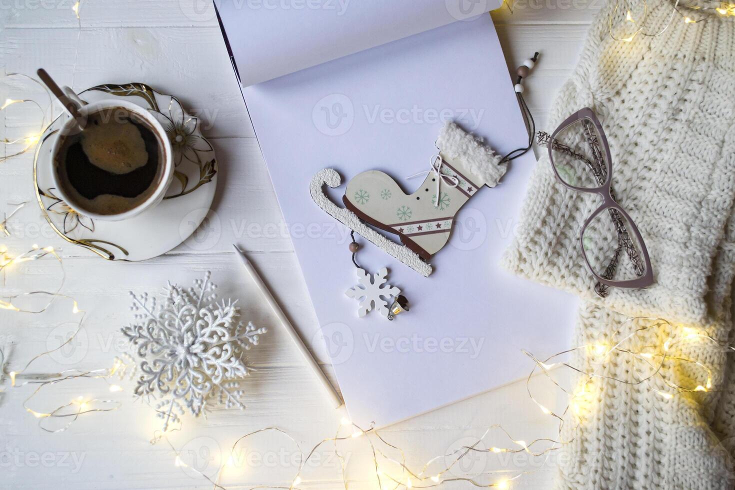 Natale decorazioni su un' bianca di legno sfondo. foto