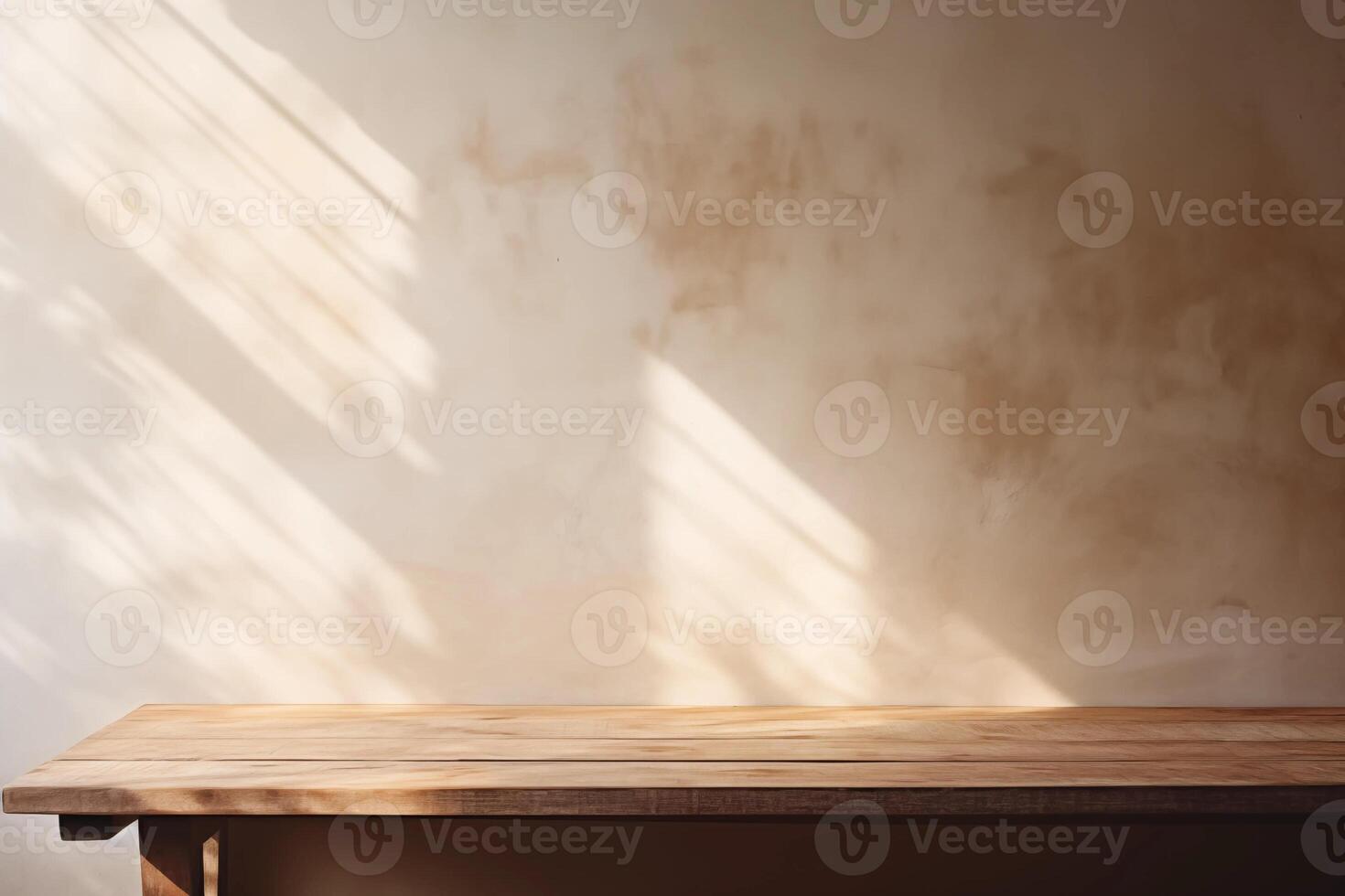 vuoto di legno tavolo superiore vicino stucco parete con con luce del sole caduta a partire dal il finestra e ombre. tavolo superiore con copia spazio per Prodotto pubblicità foto