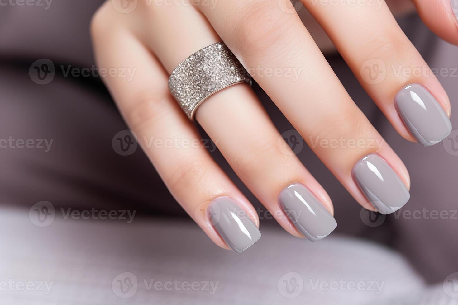 fascino donna mano con grigio chiodo polacco su sua unghie. grigio colore chiodo manicure con gel polacco a lusso bellezza salone. chiodo arte e design. femmina mano modello. francese manicure. foto