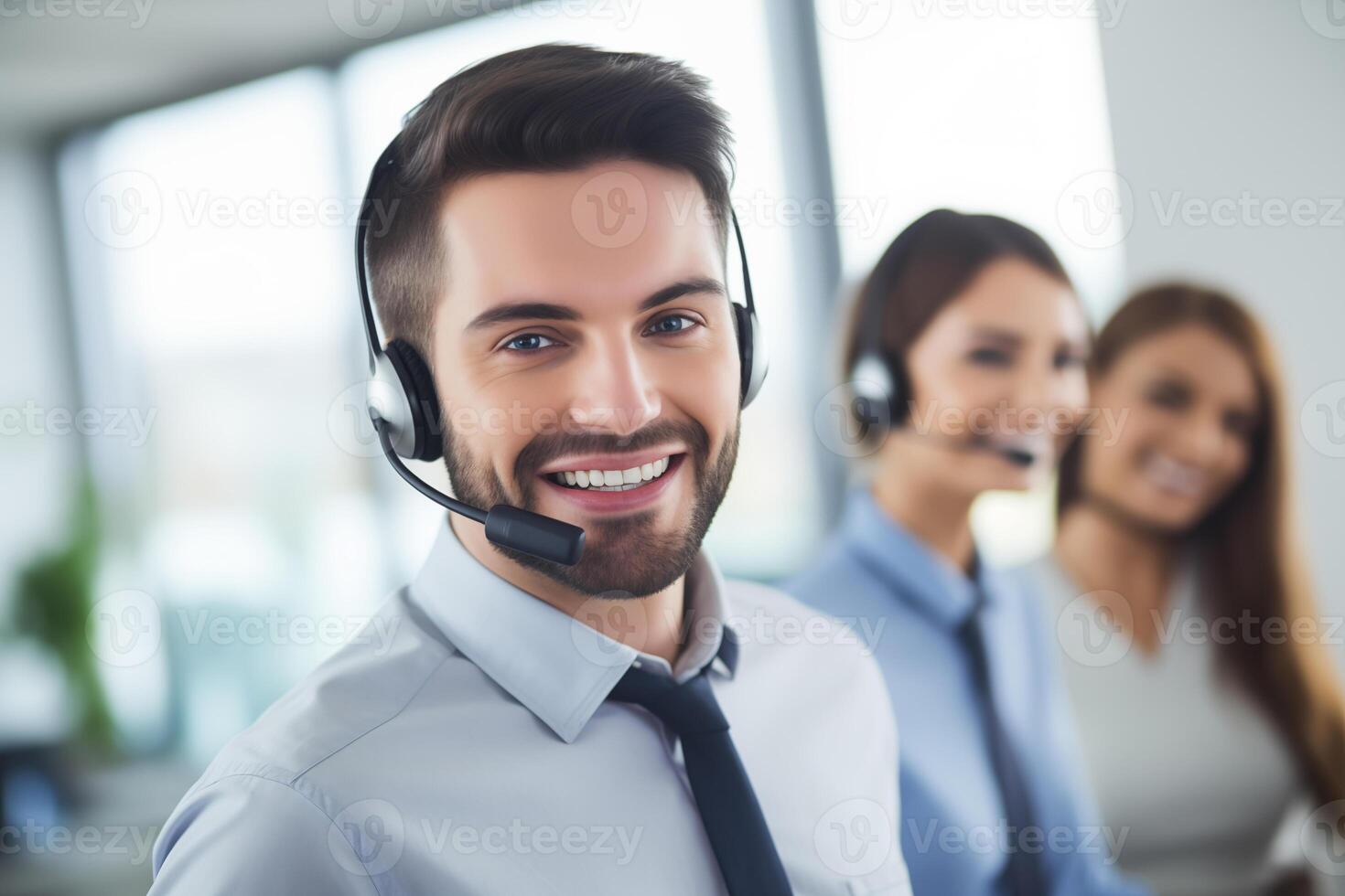 ritratto di un' chiamata centro lavoratore accompagnato di il suo squadra. sorridente cliente servizio operatore a opera. foto