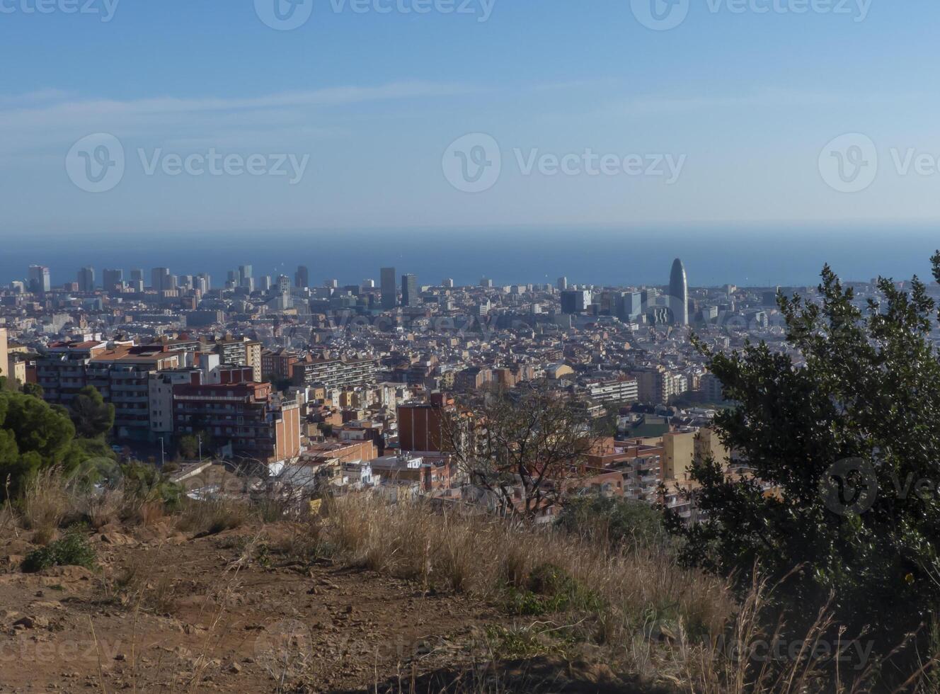 urbano paesaggio, panorama di il città prendere a partire dal il montagna foto