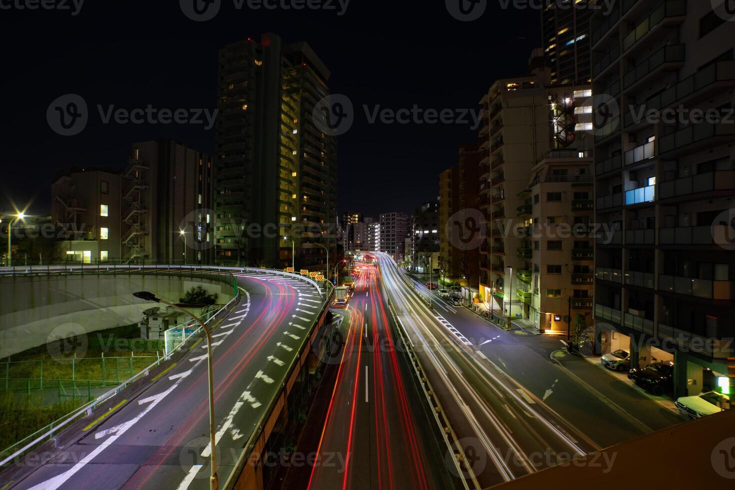 un' notte traffico marmellata a yamate viale nel tokyo largo tiro foto