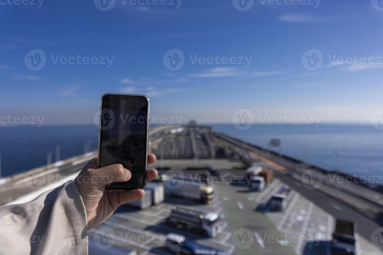 un' traffico marmellata tiro di smartphone su il autostrada a tokyo baia la zona nel chiba foto