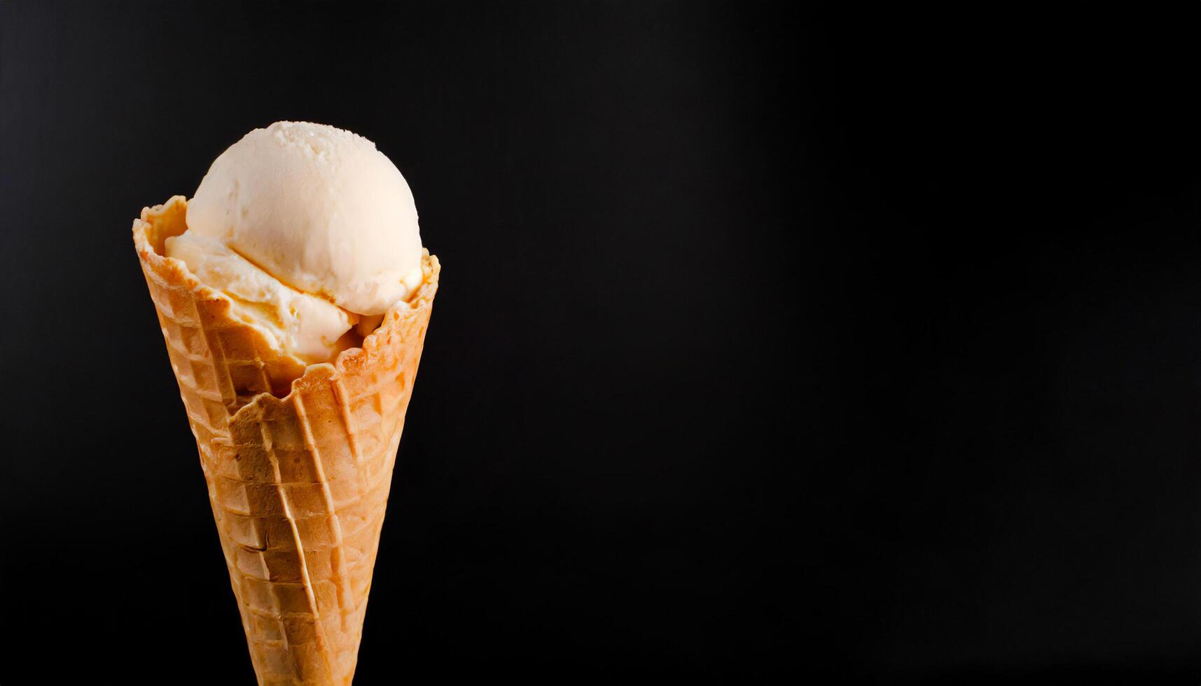 vicino su di vaniglia cremoso gelato su il nero sfondo generato Immagine foto