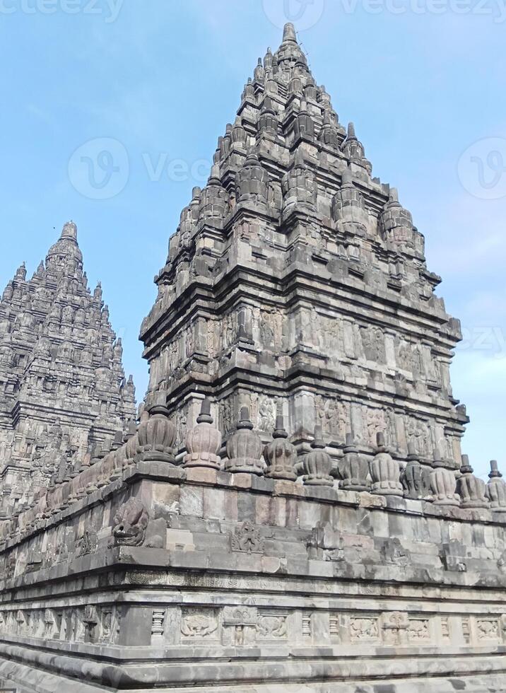 prambanan tempio con luminosa blu nuvole foto