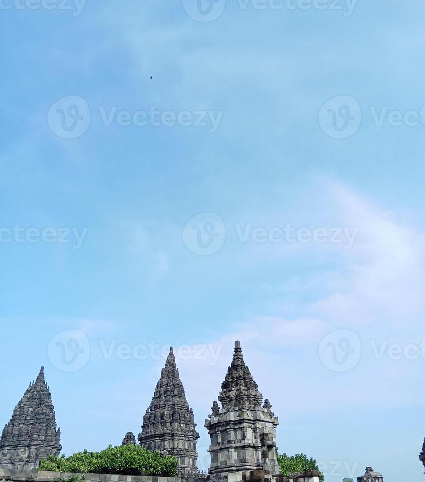 prambanan tempio con luminosa blu nuvole foto