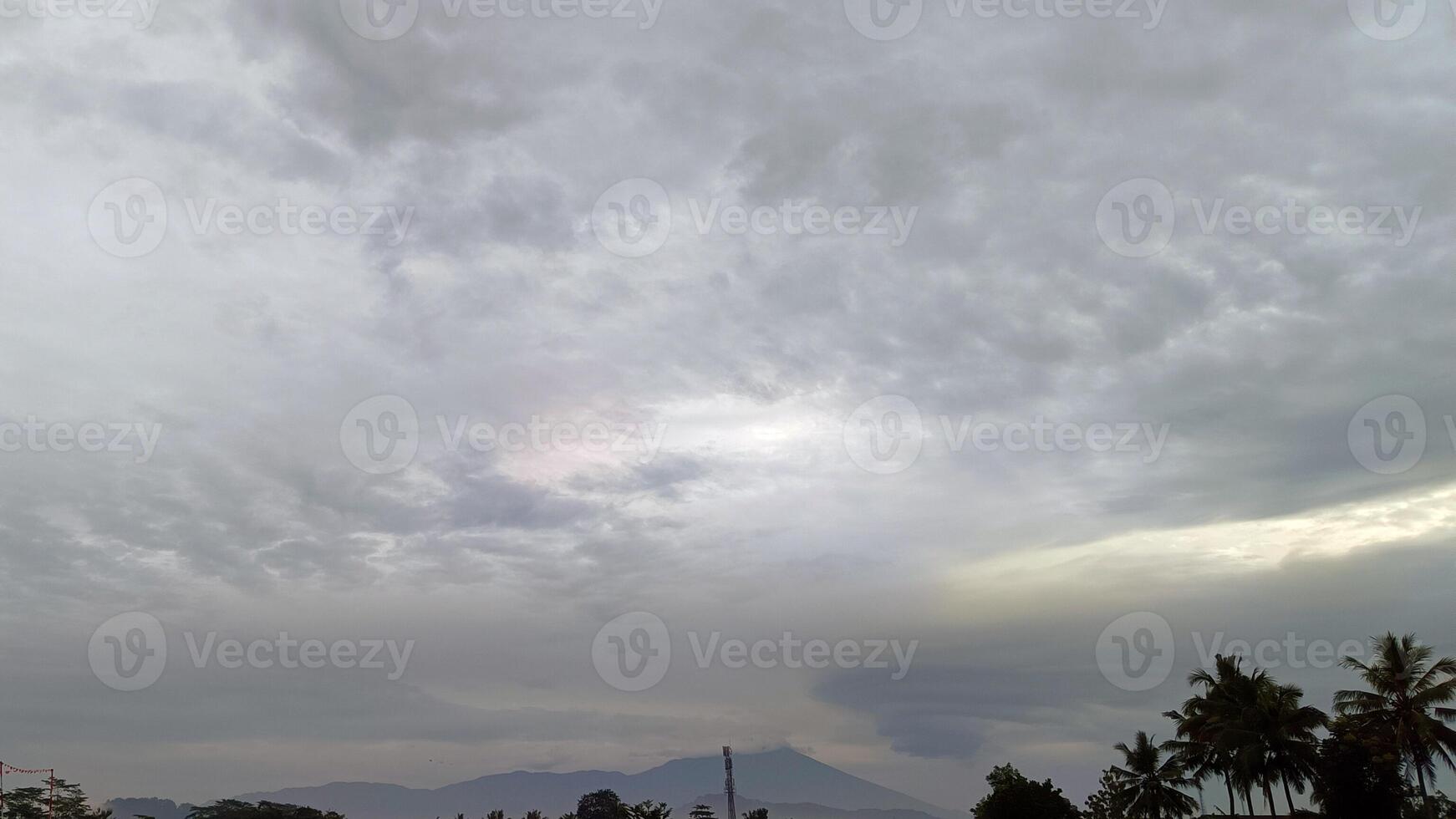 il blu e bellissimo rurale cielo decorato con alberi foto