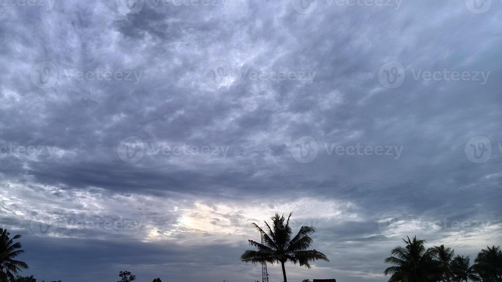 il blu e bellissimo rurale cielo decorato con alberi foto