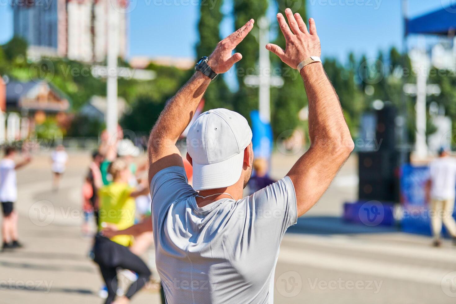 giovane donna riscaldamento su prima in esecuzione maratona foto