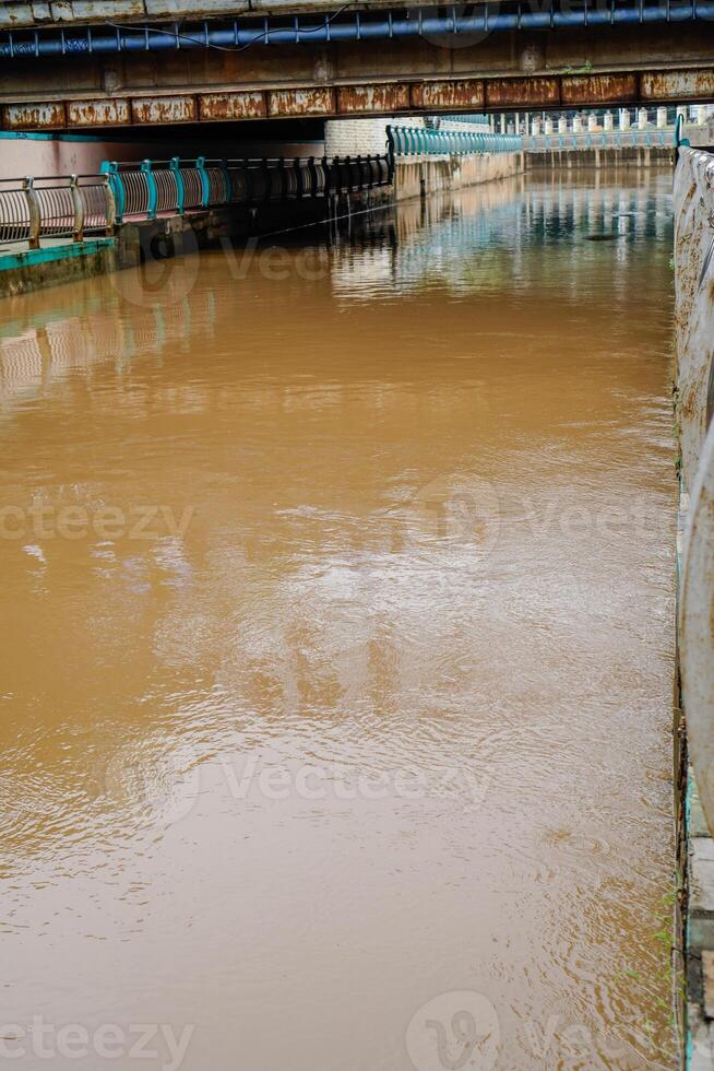 fiume acqua fluente veloce dopo il pioggia con sporco Marrone acqua. foto