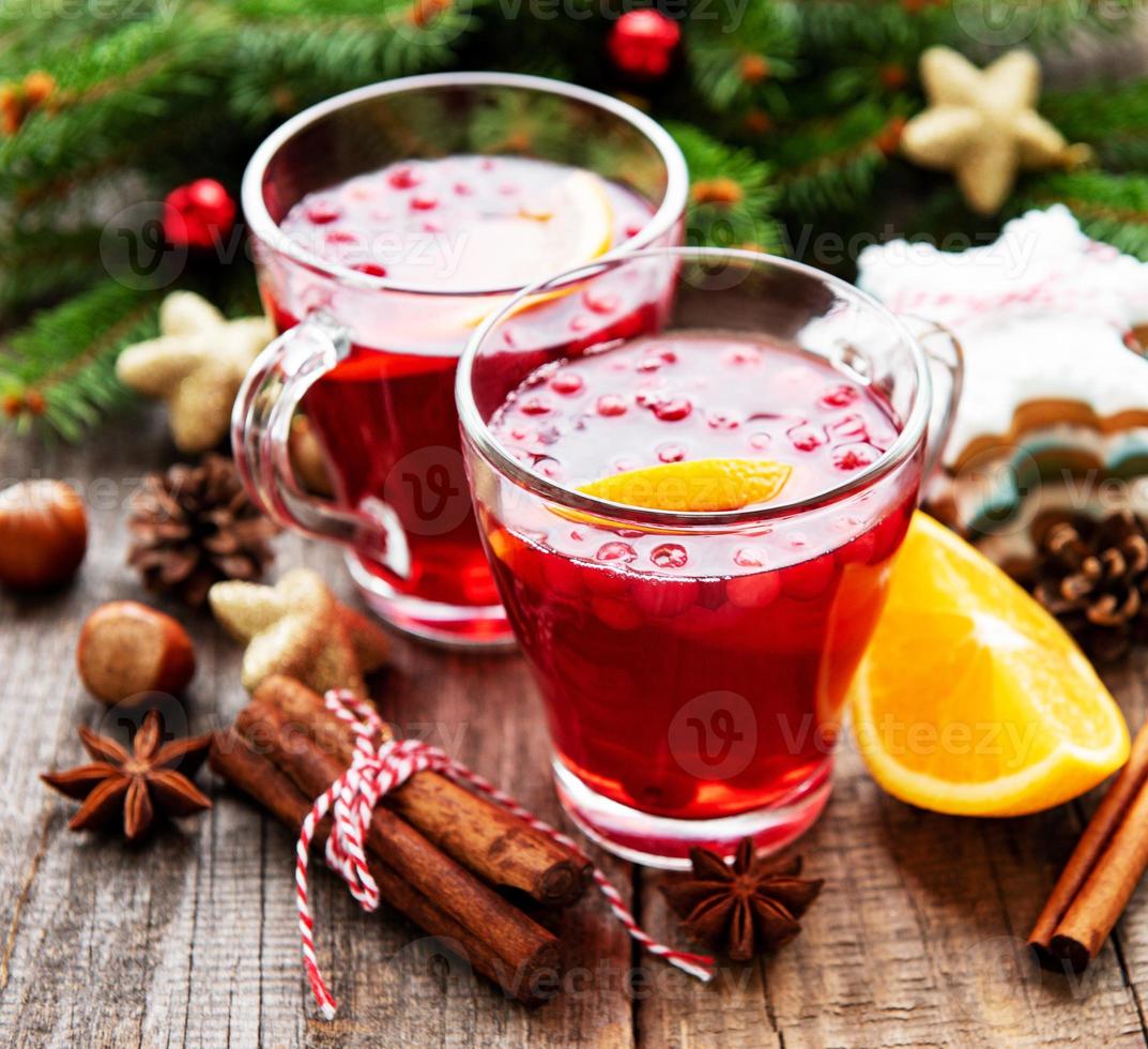 bicchieri di vin brulé caldo foto