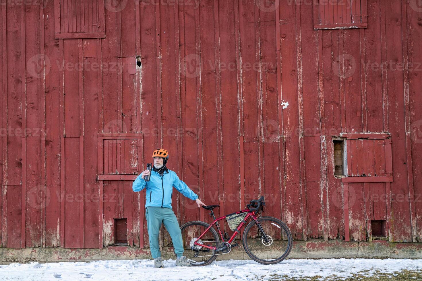 anziano maschio ciclista è assunzione un' rompere foto