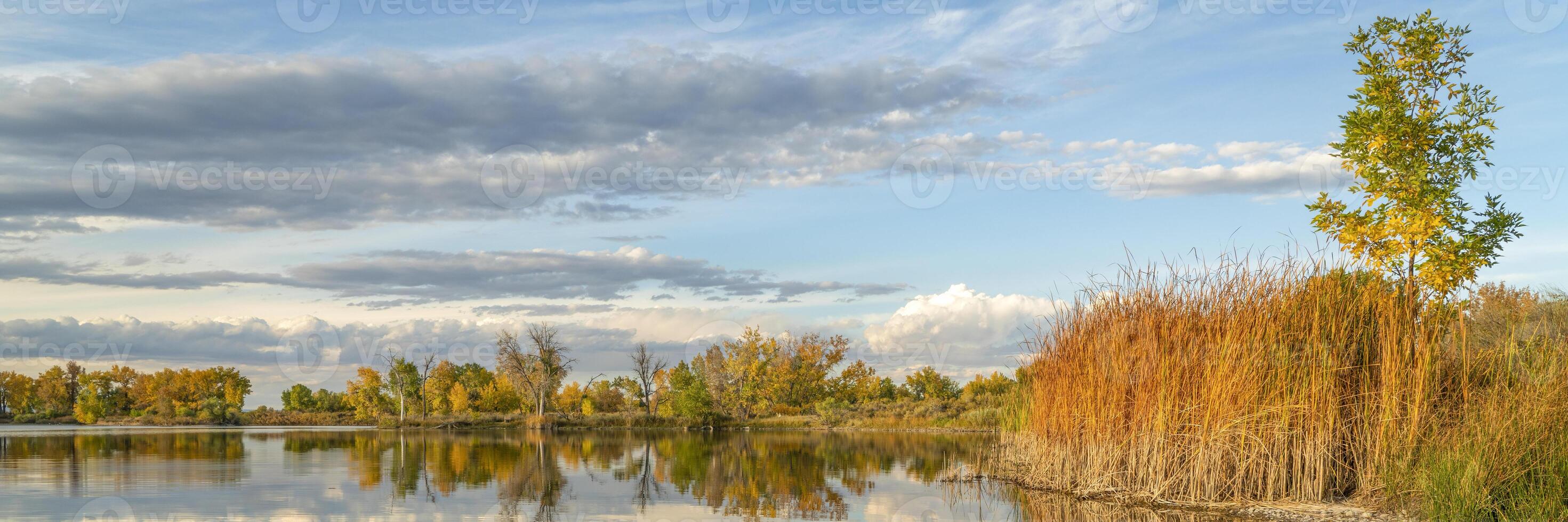 calma lago a tramonto nel settentrionale Colorado foto