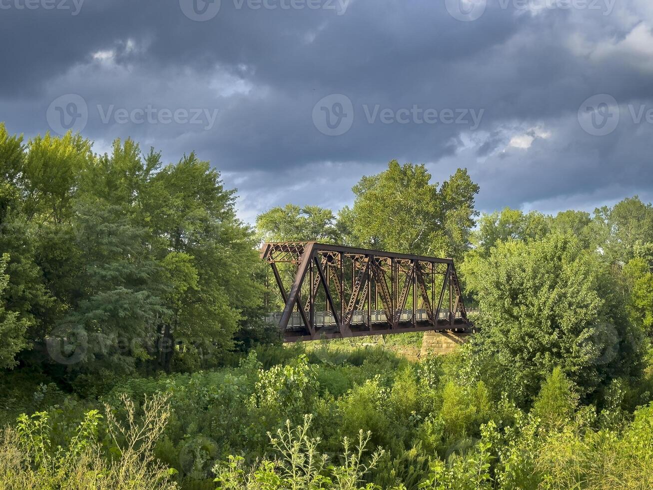 cavalletto su katy pista nel Missouri al di sopra di auxvasse torrente vicino mokane - 237 miglio bicicletta pista allungamento attraverso maggior parte di il stato di Missouri convertito a partire dal abbandonato Ferrovia foto