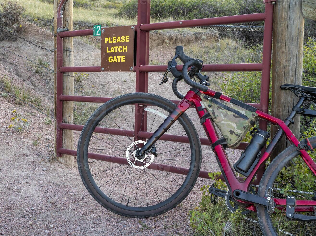 ghiaia bicicletta a un' bestiame cancello su un' pista foto