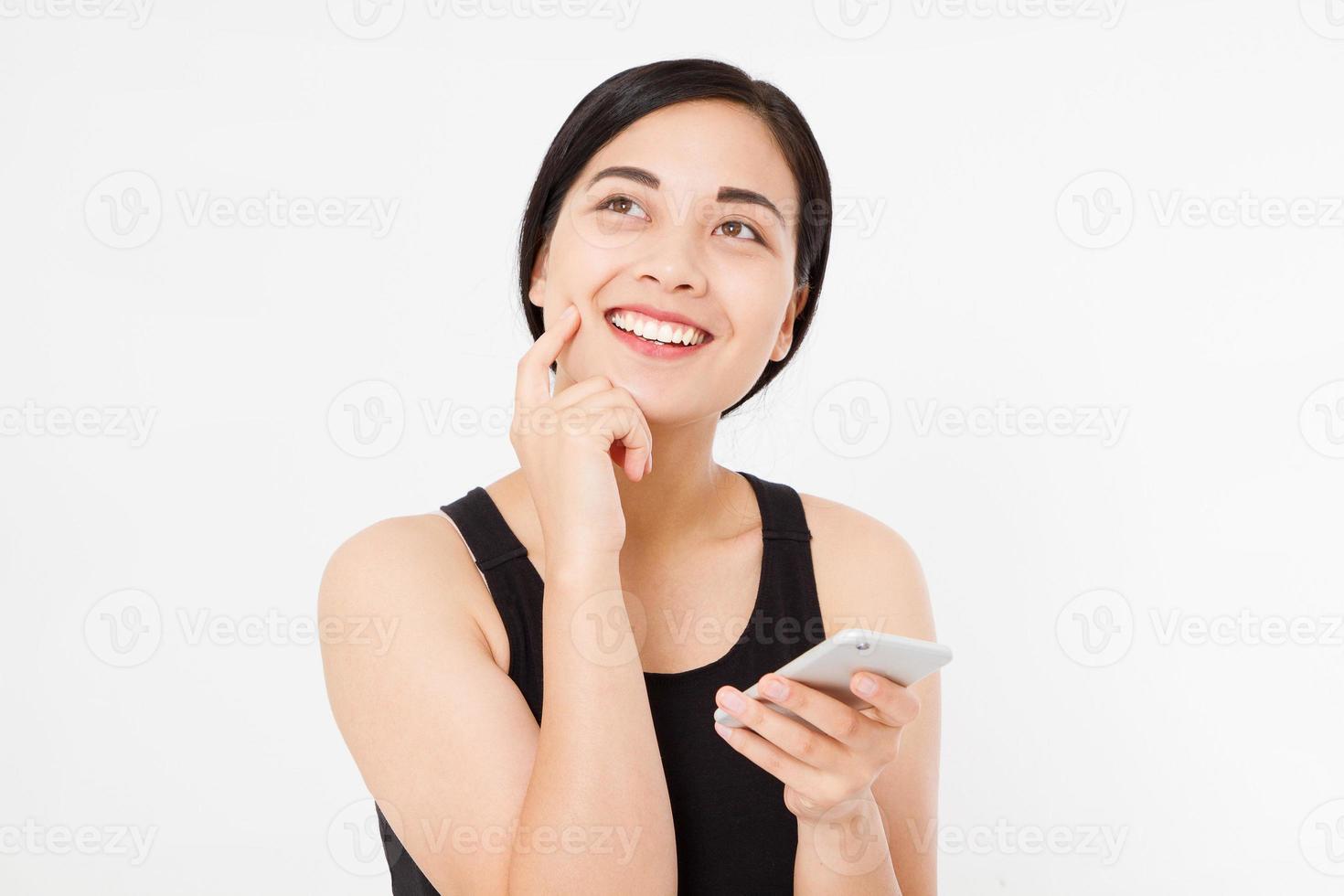 sognare donna sorridente tenere il cellulare. primo piano giovane bella donna giapponese asiatica felice. ragazza guardando cellulare mobile isolato su sfondo bianco. copia spazio. foto