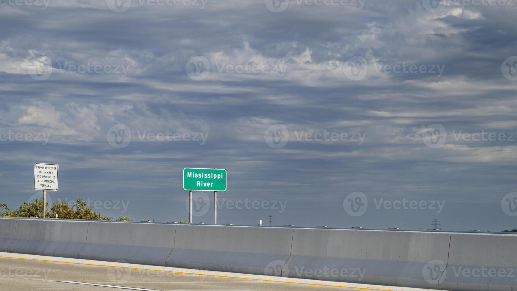 Mississippi fiume strada cartello su un' ponte autostrada a Alton, Illinois foto