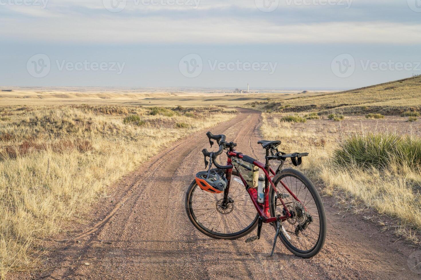 ghiaia bicicletta su un' sporco strada nel Colorado prateria foto