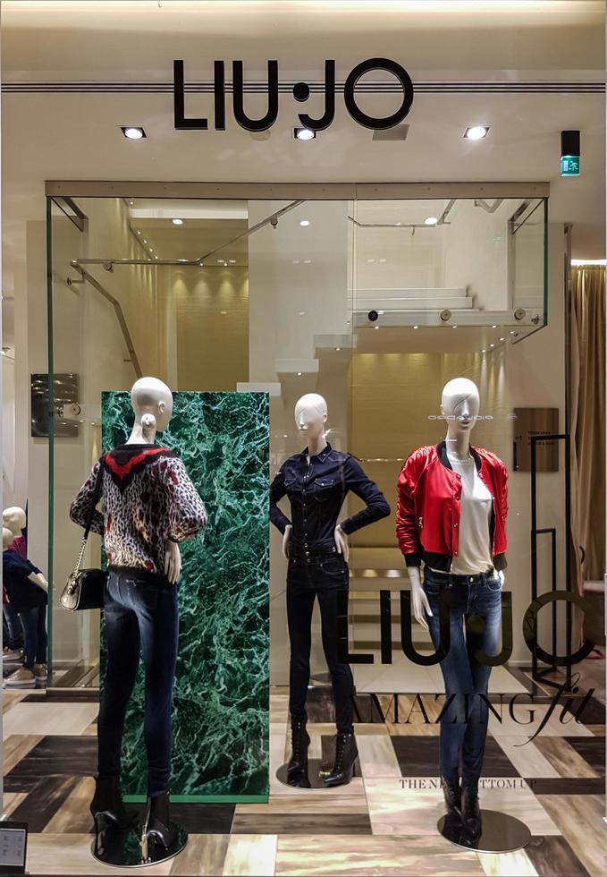 firenze, italia, 18 settembre 2016 - dettaglio del negozio liu jo. liu jo è un'azienda di moda italiana fondata a modena, italia. l'azienda ha 130 boutique in italia e 110 negozi nel mondo foto