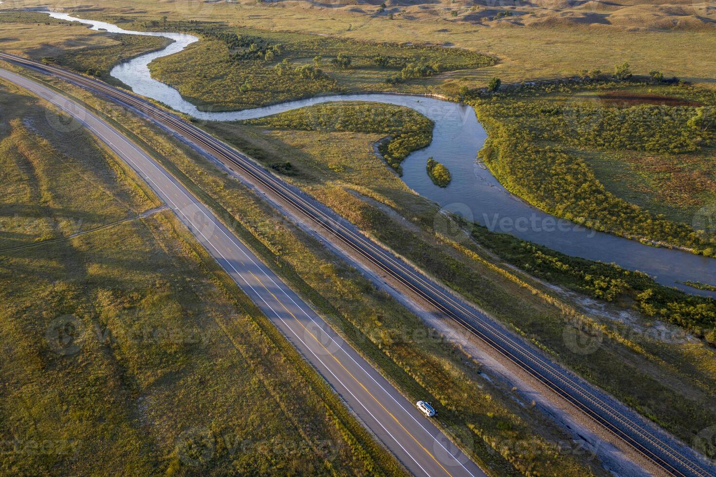 autostrada e Ferrovia lungo il mezzo loup fiume nel Nebraska colline di sabbia, in ritardo estate aereo Visualizza foto