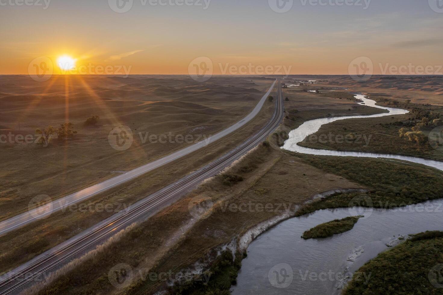 Alba al di sopra di un' fiume serpeggiante attraverso Nebraska colline di sabbia, autostrada e Ferrovia - aereo Visualizza di mezzo loup fiume vicino Halsey foto