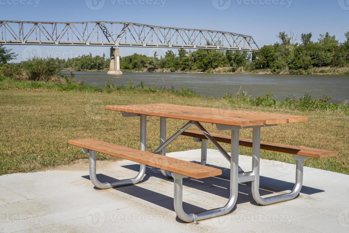 picnic tavolo e capriata ponte al di sopra di il Missouri fiume a Brownville, Nebraska, nel autunno scenario foto