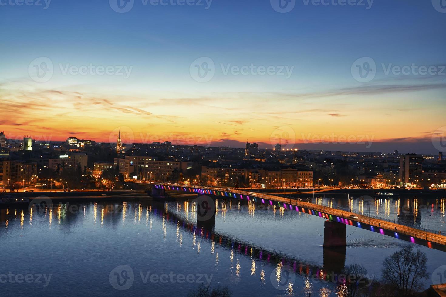 ponte arcobaleno a novi sad, serbia di notte foto