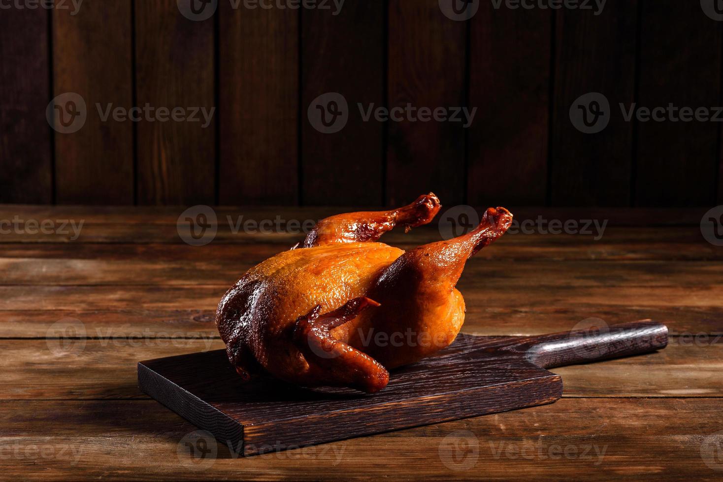 gustoso tacchino al forno fresco con spezie ed erbe aromatiche per una tavola delle vacanze in famiglia foto