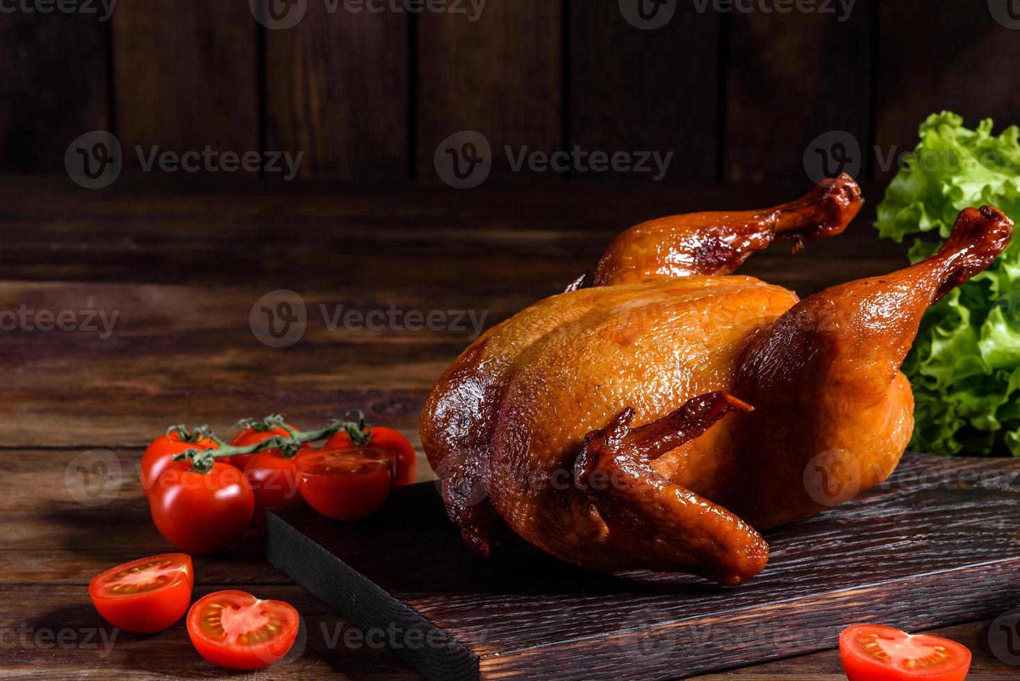 gustoso tacchino al forno fresco con spezie ed erbe aromatiche per una tavola delle vacanze in famiglia foto