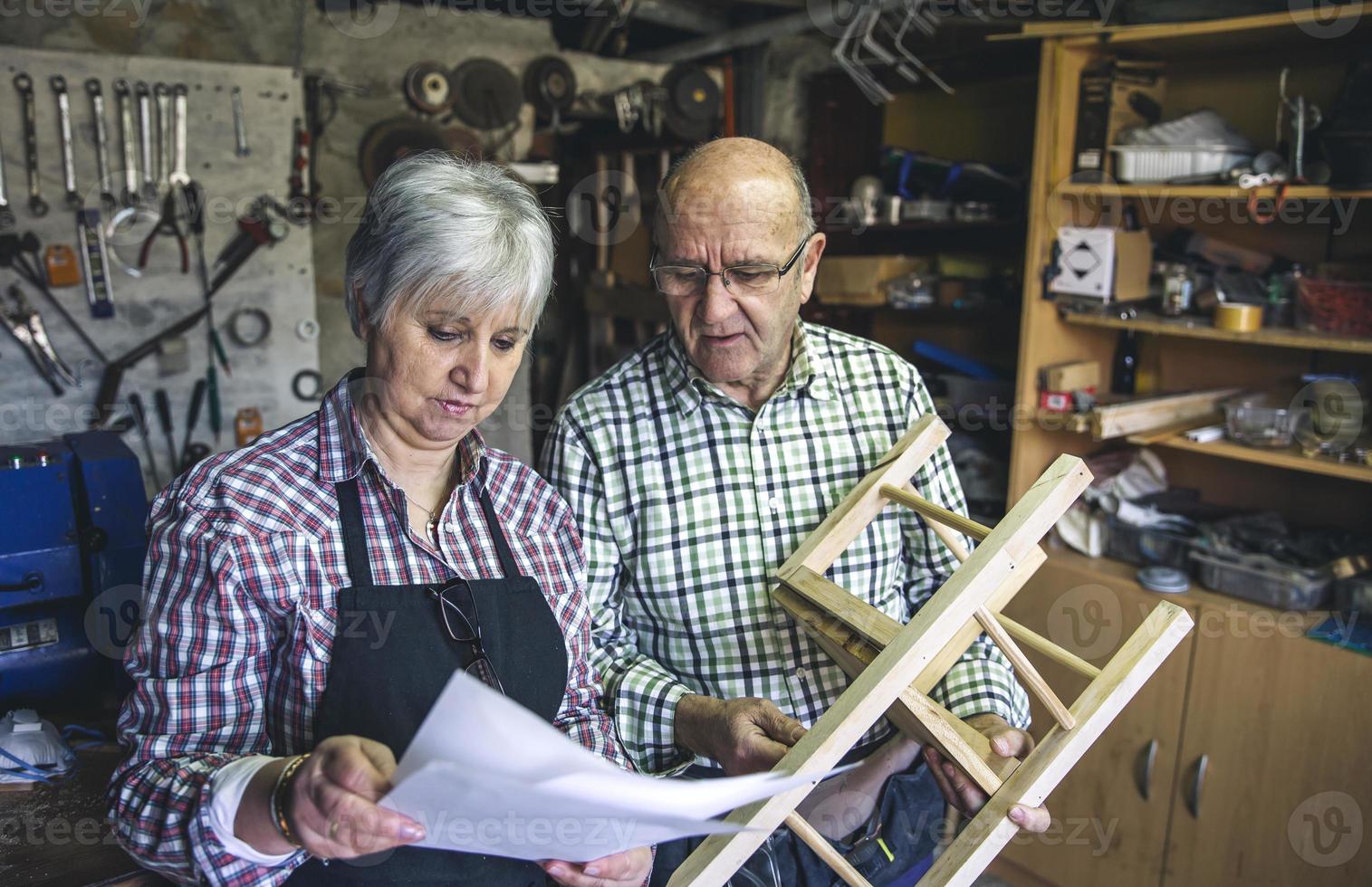 coppia di anziani in una falegnameria foto