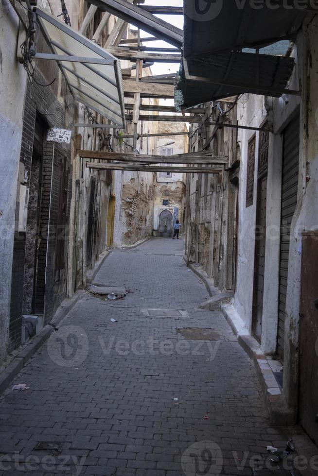 vicolo nella città di fes, marocco foto