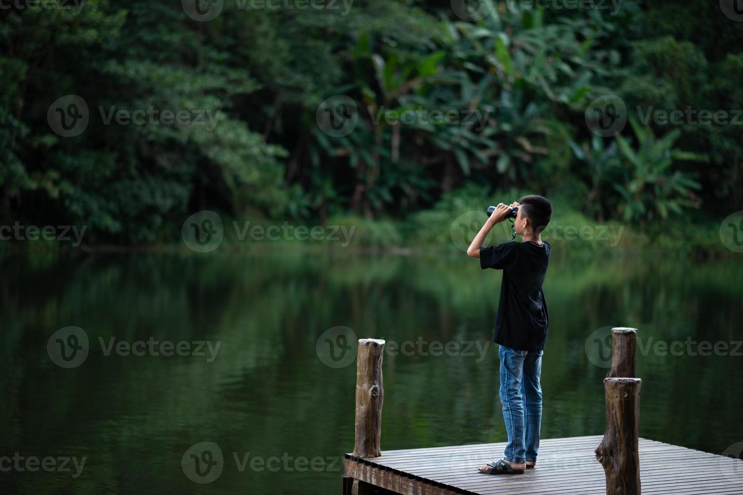 il giovane viaggiatore si rilassa nel lago pang ung foto
