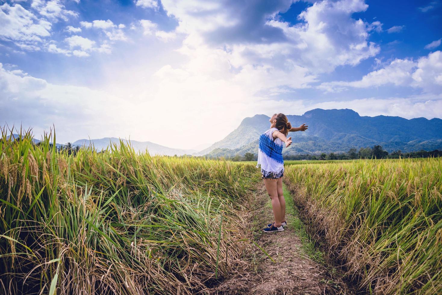 le donne asiatiche viaggiano rilassarsi durante le vacanze. stand campo di montagna tocco naturale. Tailandia foto