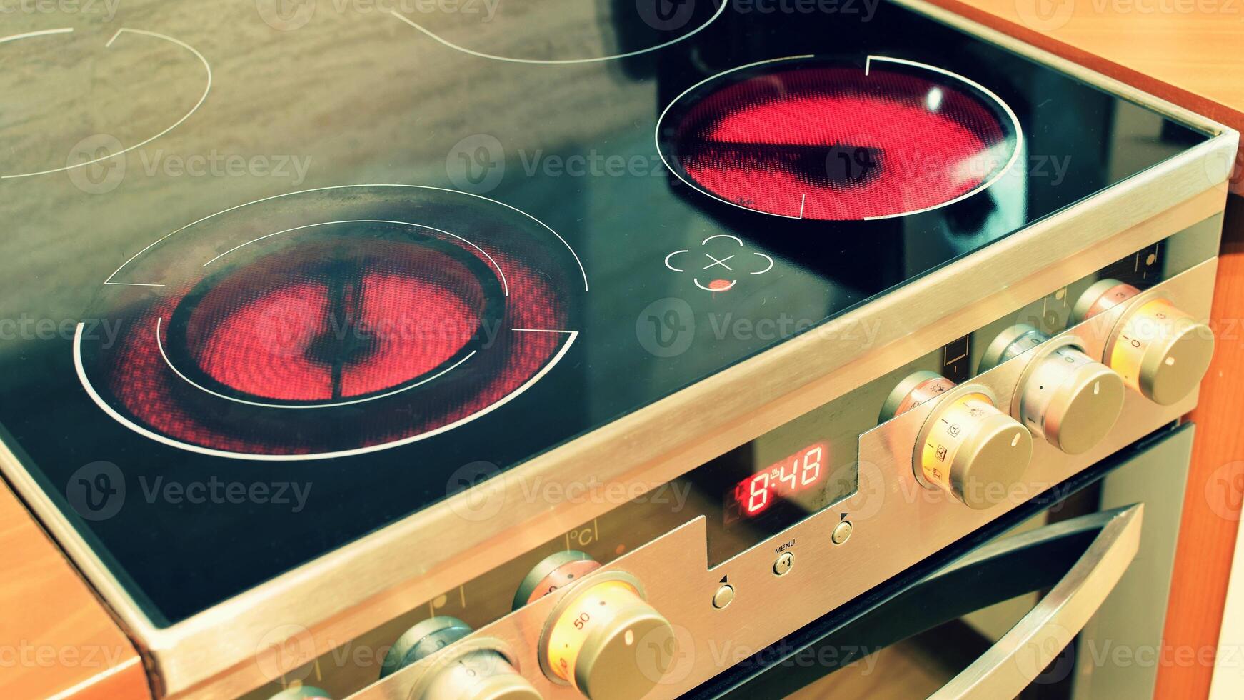 elettrico ceramica stufa dentro il cucina. simpatico dettaglio di un' casa apparecchio nel un' Casa interno. foto