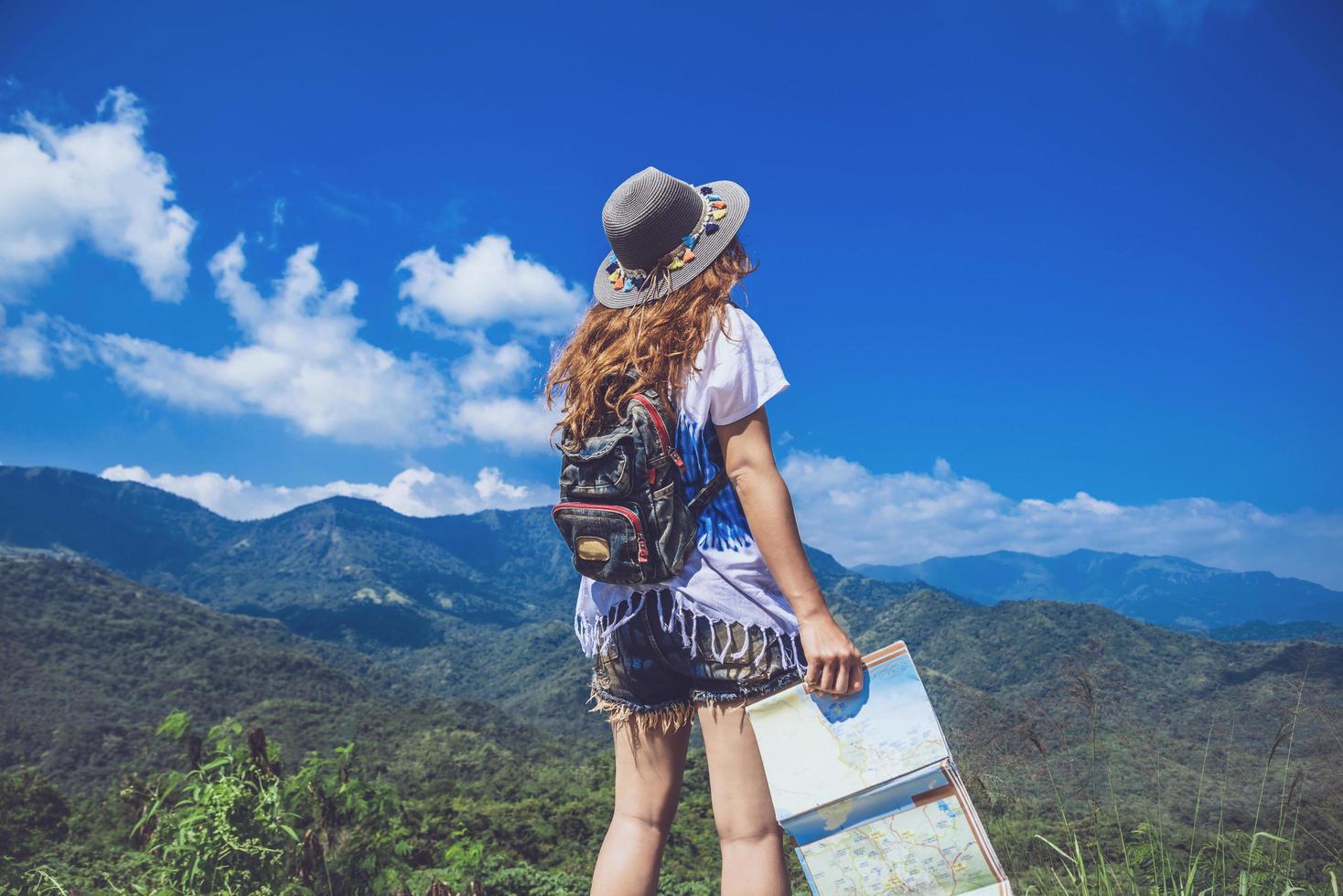 le donne asiatiche viaggiano rilassarsi durante le vacanze. visualizza mappa esplora il percorso. Tailandia foto