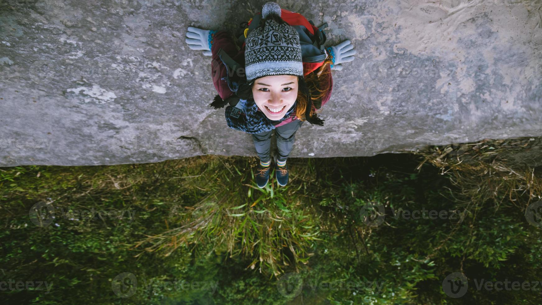 natura di viaggio donna asiatica. viaggiare rilassati. sedersi e guardare i paesaggi naturali sulla scogliera. vacanza in montagna. foto