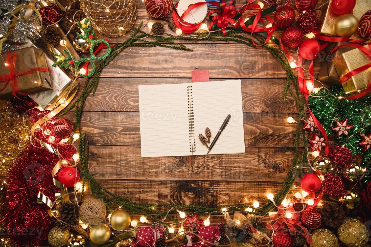 biglietto di auguri di natale.composizione piatta di natale, decorazioni natalizie, regali per l'albero di natale sullo sfondo di legno con copia spazio per il testo. foto