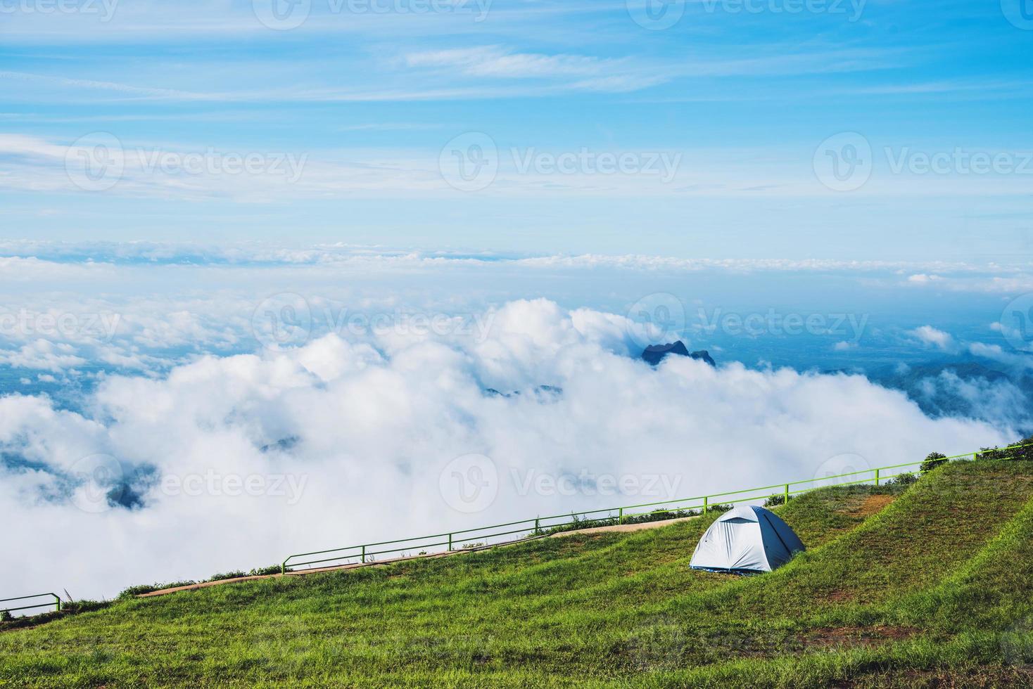 paesaggio in montagna rinfrescante nella stagione delle piogge. belle nuvole e tenda da campeggio foto