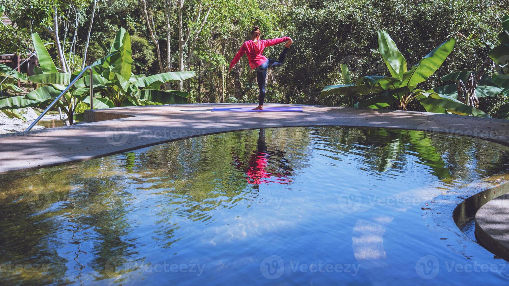 fitness all'aperto, posizioni yoga in piscina, giovani donne che si godono lo yoga, assistenza sanitaria con metodi di esercizio. foto