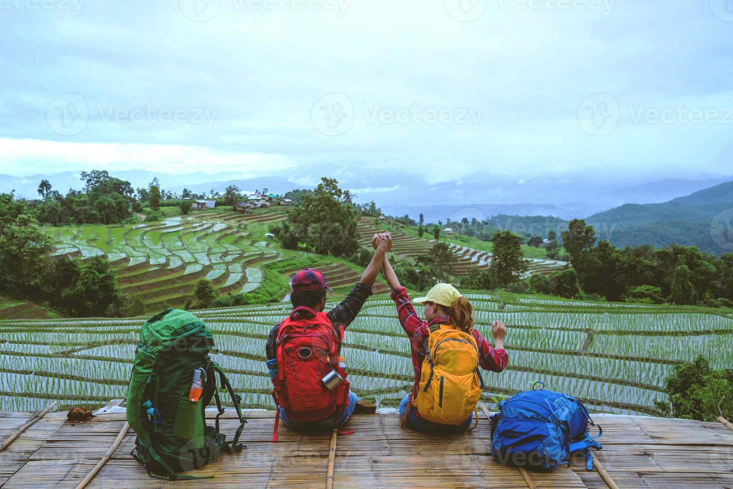 amante donna e uomo asiatico viaggio natura. viaggiare rilassati. punto di vista campo di riso del campo sul papongpieng moutain in estate. Tailandia. foto